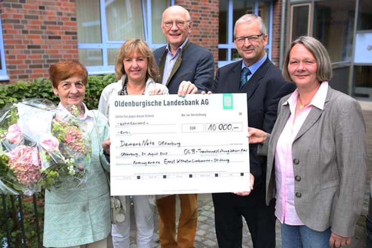 Christa Mann, Gundi Pape, 2. Sprecherin von DemenzNetz Oldenburg, Förderer Dr. Gerd Pommer, OLB-Stiftungsmanager Alfred Janßen, und Sprecherin von DemenzNetz Oldenburg Christiane Kern bei der Scheckübergabe.