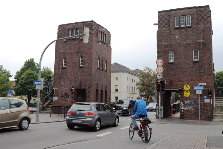 Ob Fußgänger, Rad- oder Autofahrer – sie alle wollen möglichst lange grüne Ampeln haben und fühlen sich stets benachteiligt, weil die anderen Gruppen angeblich längere Grünphasen haben als sie selbst. Die Oldenburger Stadtverwaltung setzt Ampelschaltungen ein, die die Sicherheit in den Blick nimmt.