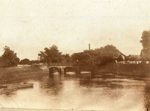 Die alte Steinbrücke um 1896.