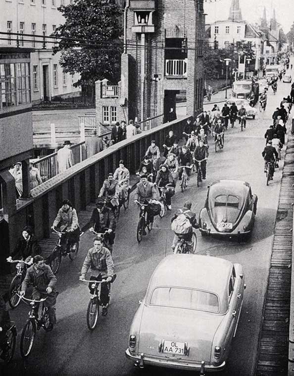 Der Verkehr auf der Cäcilienbrücke um 1950.