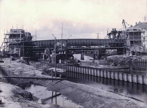 1927: Die Cäcilienbrücke im Bau.