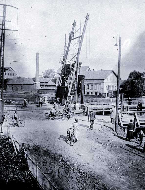 Die Cäcilienbrücke wurde 1926 und 1927 gebaut.