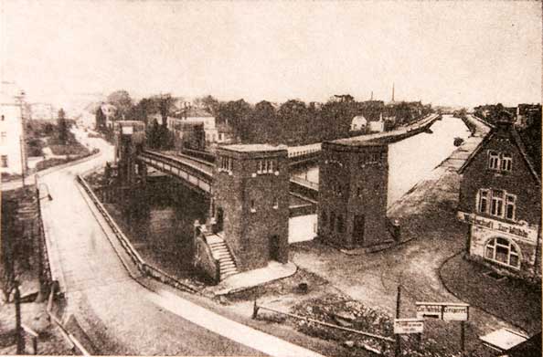 1927: Die Hubbrücke vor der Inbetriebnahme mit der Notbrücke.