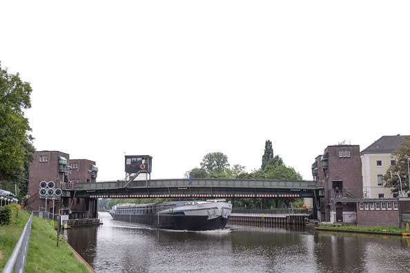 Die Cäcilienbrücke wird vom Wasser- und Schifffahrtsamt (WSA) Bremen betrieben und unterhalten.