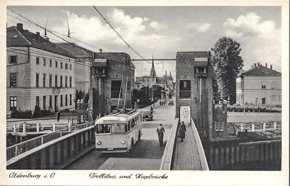 Ein Trollibus überquert die Cäcilienbrücke, zirka 1940.