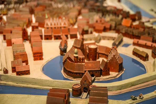 Topografisches Modell im Stadtmuseum um 1550. Im Süden betrat man Oldenburg durch das Damm-Tor und die Grafenburg.