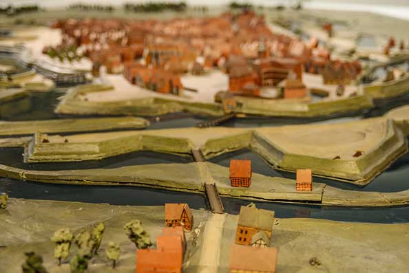 Topografisches Modell im Stadtmuseum um 1750. Oldenburg wurde zur Königsfestung ausgebaut. Dazu mussten künstliche Wasserzüge und riesige Erdmassen verlegt und bewegt werden.