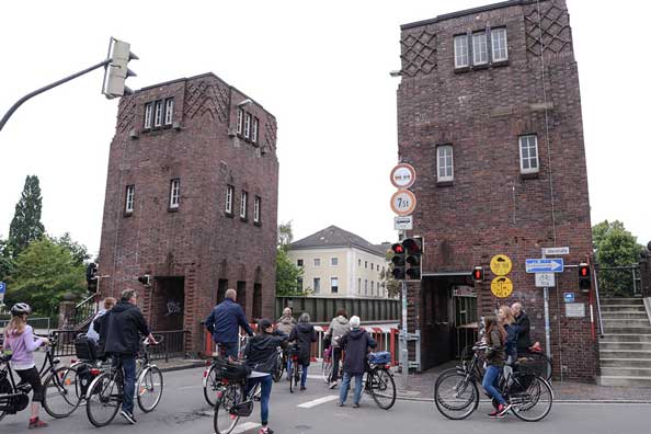 Morgens fahren mehr Rad- als Autofahrer über die Cäcilienbrücke. Sie könnten bei hochgefahrener Brücke über eine Treppe auf die andere Seite des Küstenkanals gelangen.