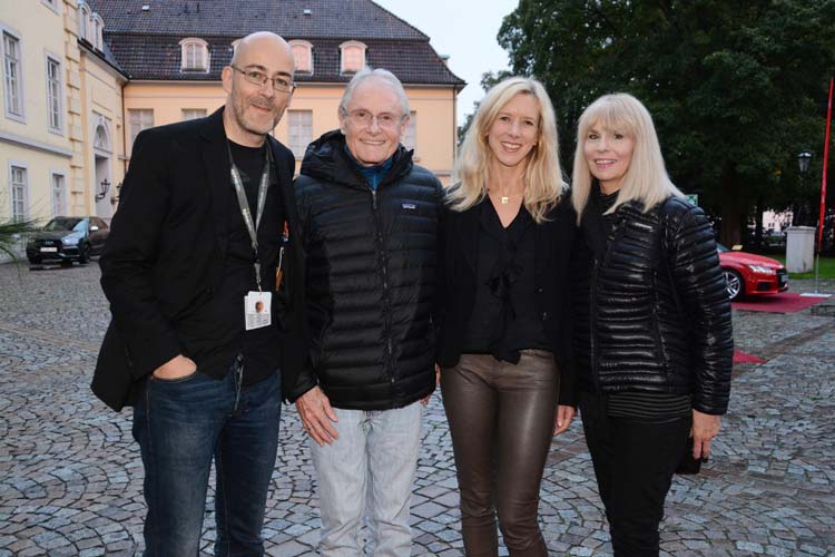 Festivalleiter Torsten Neumann, Filmemacher George Armitage, Audizentrum-Geschäftsführerin Christine Nickel und Shannon Armimage beim Audi Empfang vor dem Oldenburger Schloss.