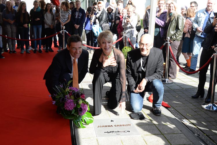 ie amerikanische Schauspielerin Joanna Cassidy bekam gestern ihren Stern auf der Oldenburger Star-Promenade und hat ihn gemeinsam mit Hilger Koenig, Vorstandsmitglied der OLB, und Festivalleiter Torsten Neumann im festlichen Rahmen eingeweiht.