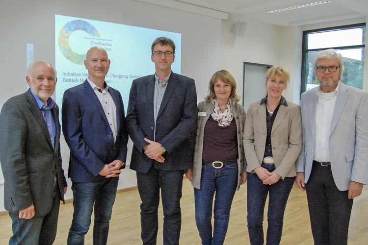 Treiben das Netzwerk „Chefsache Inklusion“ voran (von links): Wolfgang Jöhnk (HWK), Dr. Thomas Hildebrandt (IHK), Andreas Nordiek (Agentur für Arbeit), Simone Heckmann (LWK), Angelika Grönheim (IHK) und Wolfgang Meyer (BzTG/Schulleiter). Foto: HWK In Oldenburg wurde ein neues Ausbildernetzwerk für praxisnahe Unterstützung unter dem Motto Chefsache Inklusion gegründet.
