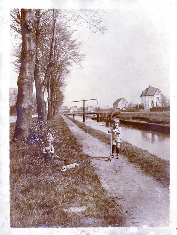 Um 1910: Kanalstraße mit der Vorgängerbrücke der Amalienbrücke.