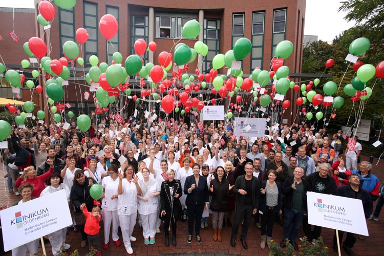 Vor dem Klinikum Oldenburg ließen die Mitarbeiter 300 Luftballons aufsteigen. Zuvor protestierten sie lautstark mit So-nicht-Rufen gegen den derzeit vorliegenden Entwurf der Reform. Fotos der Aktion wurden aus ganz Deutschland nach Berlin geschickt und dort auf einer Großbildleinwand gezeigt.