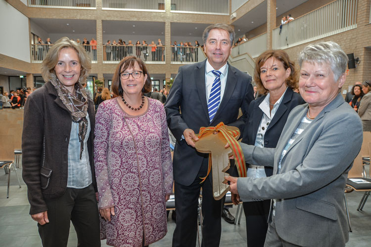 Pünktlich zum neuen Schuljahr ist der Neubau der Berufsbildenden Schulen 3 (BBS) an der Maastricher Straße in Oldenburg nach eineinhalb Jahren Bauzeit fertig geworden. Heute fand die offizielle Schlüsselübergabe statt.