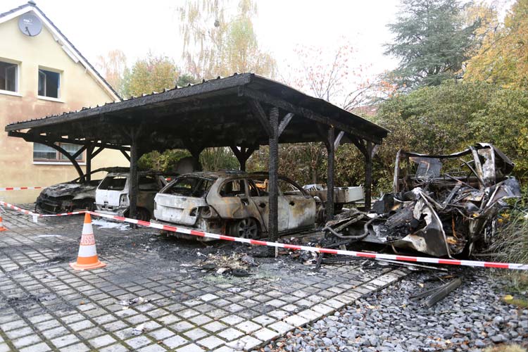 Bei einem Carport-Brand am Dienstagabend in Oldenburg wurden vier Fahrzeuge beschädigt. Gesamtschaden: geschätzte 150.000 Euro.