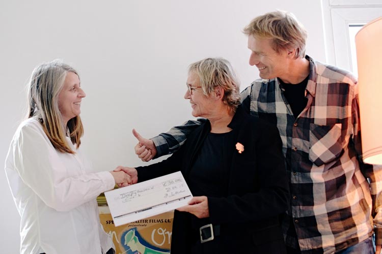 Marion Fittje und Wolfgang Bruch vom Cine k freuen sich über das Engagement des Förderkreises für das Cine k Oldenburg. Die Förderkreis-Vorsitzende Helga Wilhelmer übergab einen symbolischen Scheck mit der Spendensumme von 30.000 Euro.