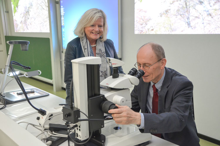 Vizepräsidentin Gunilla Budde und Präsident Hans Michael Piper testen die neuen Mikroskope im Hörsaal der Uni Oldenburg.