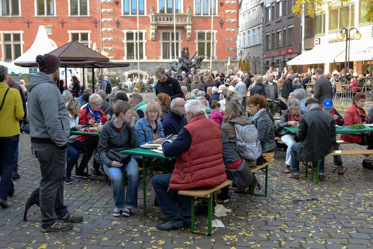 Hallo Grünkohl heißt es wieder am 1. November, wenn Oldenburg den Start in die Grünkohlsaison feiert. Die Oldenburger Palme in zahlreichen Variationen, Informationen zu dem gesunden Wintergemüse und ein buntes Unterhaltungsprogramm werden ab 12 Uhr geboten.