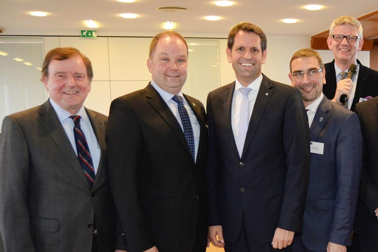 Gert Stuke, IHK-Präsident, Johann Wimberg, Landrat des Landkreises Cloppenburg, Olaf Lies, Niedersächsischer Minister für Wirtschaft, Arbeit und Verkehr, Sven Ambrosy, Landrat des Landkreises Friesland, und Moderator Uwe Haring sprachen über den Breitbandausbau in Niedersachsen.