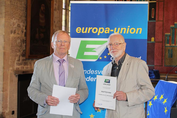 Der Landesvorsitzende Wolfgang Zapfe ernannte Adolf Schröder zum Ehrenmitglieds des Landesvorstandes der Europa-Union Niedersachsen.