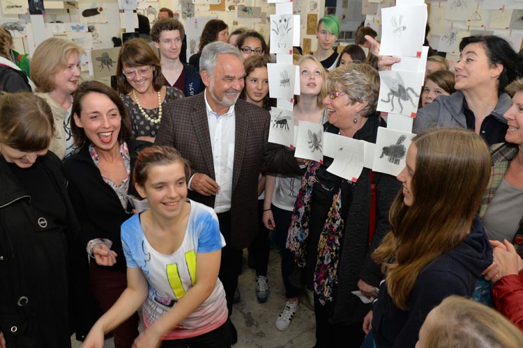 Das 5. Oldenburger Zeichenfestival ausgezeichnet steht ganz im Zeichen der Schwarmkunst. In der bau_werk Halle am Pferdemarkt werden noch bis Samstag, 10. Oktober, die Ergebnisse aus zehn Projekten präsentiert.