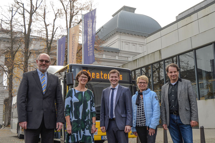 Michael Emschermann (VWG), Susanne Menge (VWG-Aufsichtsrat, MdL), Christian Pundt (Gemeinde Hatten), Marianne Vieler-Bargfeldt (Kulturbeauftragte der Gemeinde Hatten) und Christian Firmbach (Oldenburgisches Staatstheater) vor dem Theaterbus.