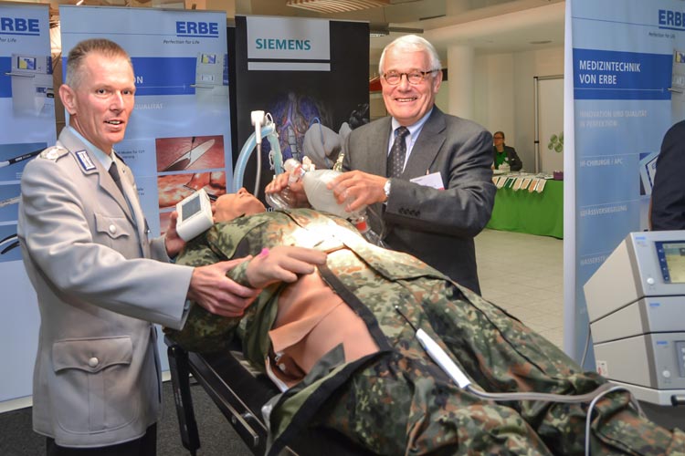 Über den Sanitätsdienst der Bundeswehr und seine Ziele informierten Oberstarzt Dr. Udo Schumann und DGWMP-Präsident Dr. Christoph Veit während des Kongresses.