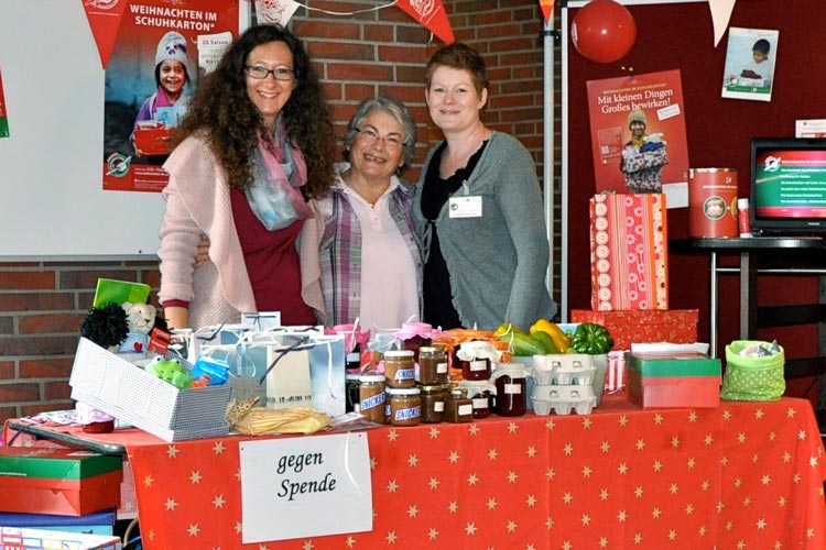 Martina Musielak, Elvira Buttjes und Julia Feye organisieren Weihnachten im Schuhkarton.