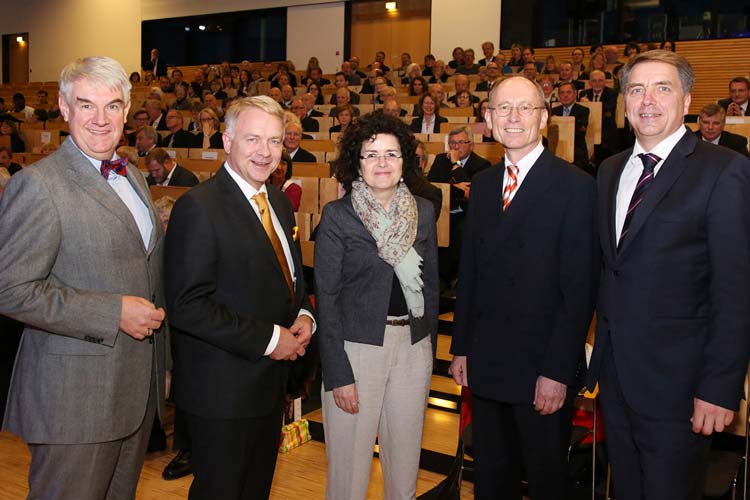 Universitätspräsident Prof. Dr. Dr. Hans Michael Piper, Niedersachsens Wissenschaftsministerin Dr. Gabriele Heinen-Kljajić, Oberbürgermeister Jürgen Krogmann, der Hochschulratsvorsitzende Jörg Waskönig und der UGO-Vorsitzende Michael Wefers bei der Amtseinführung am heutigen Nachmittag.