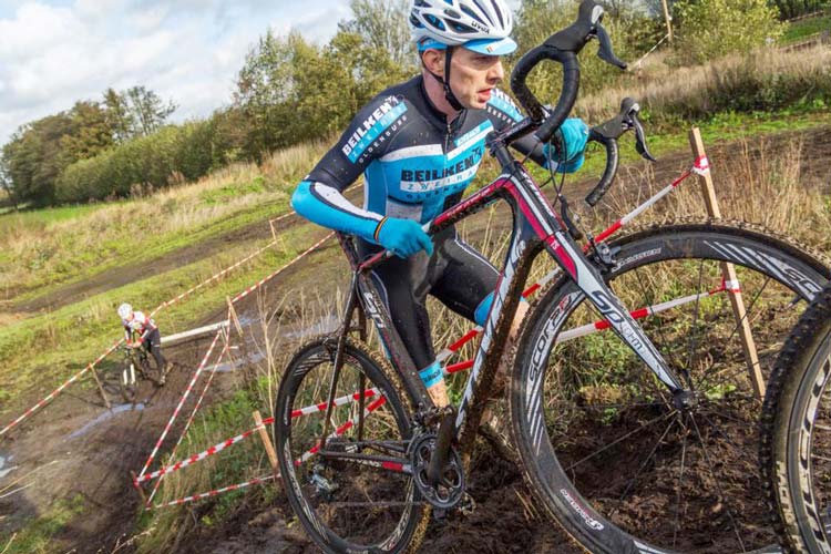 Cyclocross (Querfeldeinrennen) ist eine Disziplin im Radsport. Bei einem Rundkurs über Wiesen und durch Wälder bieten Hürden, steile Passagen, Fahr- und Laufstrecken abwechslungsreiche Rennen.