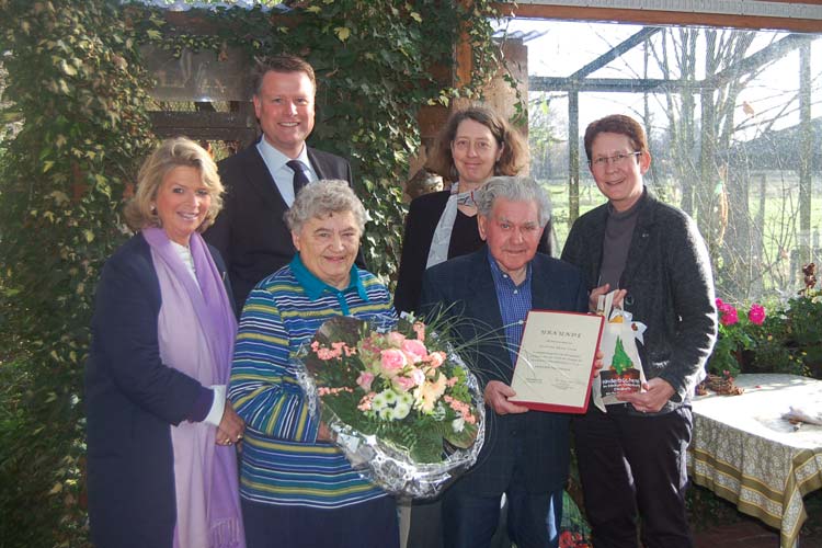 Ihre Königliche Hoheit Caroline Herzogin von Oldenburg (1. Vorsitzende des Vereins), Geert Stadtlander (Geschäftsführer des Vereins), Hannah Siwek, Anke Berghoff (Pflegedienstleitung), Frerk Siwek und Helga Surhoff (Pflegedienstleitung) nahmen an der Feierstunde teil.