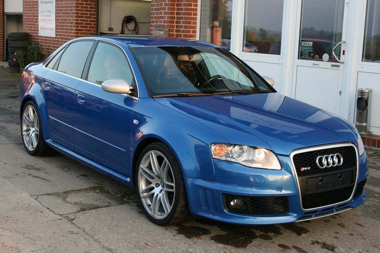 Bei dem Einbruch in Oldenburg wurde mit hoher Wahrscheinlichkeit dieser Audi RS 4 benutzt. Der Wagen hat einen leichten Unfallschaden auf der Beifahrerseite, der auf dem Bild noch nicht zu erkennen ist.
