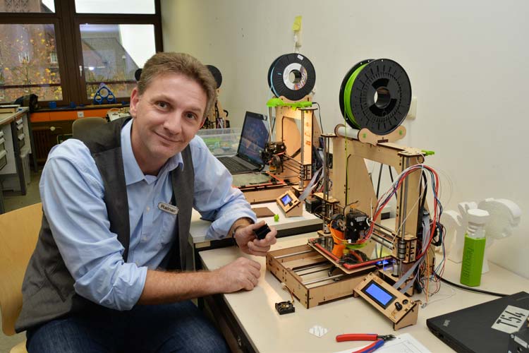 Lehrer Rainer Lüllmann vom Bildungszentrum Technik und Gestaltung Oldenburg setzt 3D-Drucker im Unterricht ein. Beim Verein Kreativität trifft Technik wurden zahlreiche neue Ideen für Projekte entwickelt.