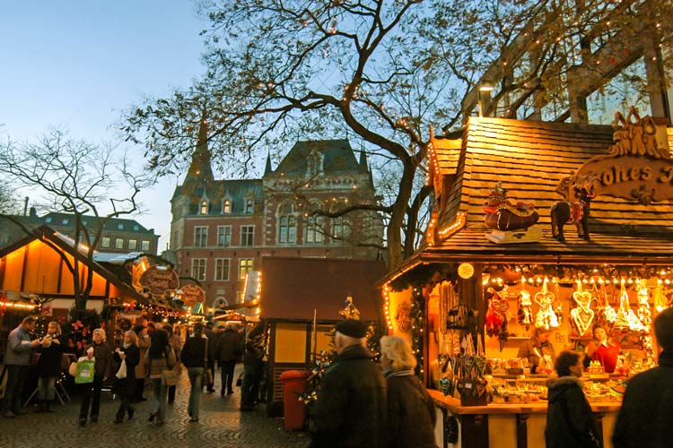 125 Holzhütten und Stände wurden zwischen Rathausmarkt und Schlossplatz aufgestellt.