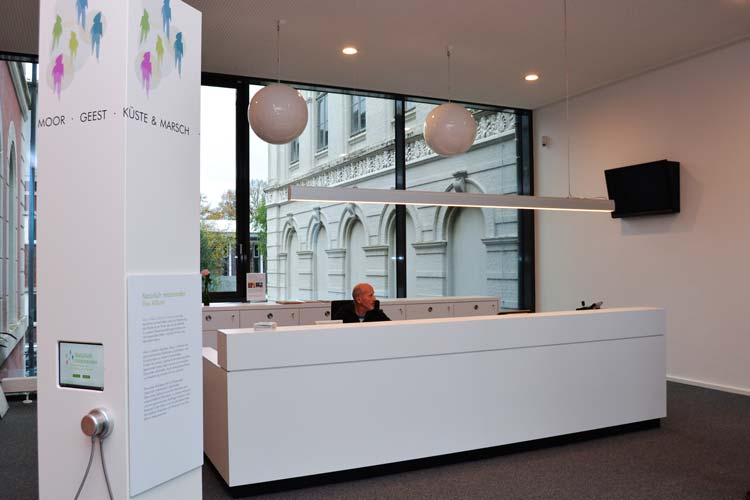 Der Empfangsbereich des Landesmuseums Natur und Mensch wurde hell und freundlich gestaltet.