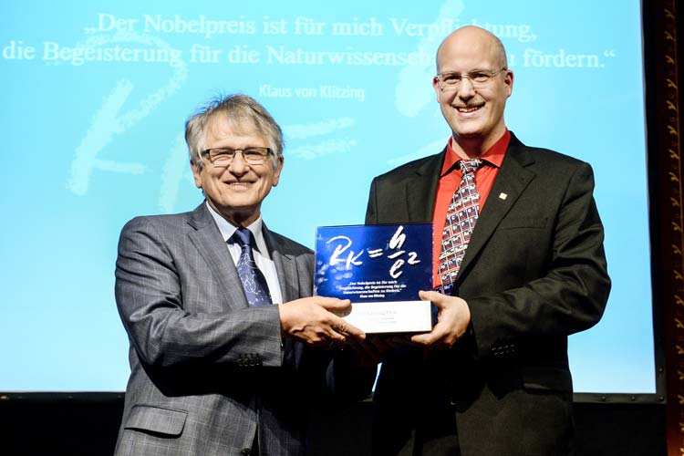 Physiknobelpreisträger Klaus von Klitzing überreicht Christian Lorey die Auszeichnung „Lehrer des Jahres“ in Oldenburg.