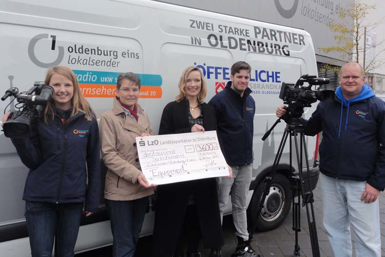 Die LzO überreichte einen Scheck über 3600 Euro an den Lokalsender oeins, um die Sportredaktion bei der Umstellung auf SDI zu unterstützen.