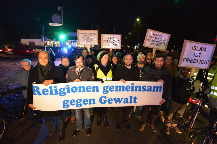 Unter dem Motto Religionen gemeinsam gegen Gewalt trafen sich 500 Bürger in Oldenburg, um sich vom Missbrauch der Religionen zu distanzieren.