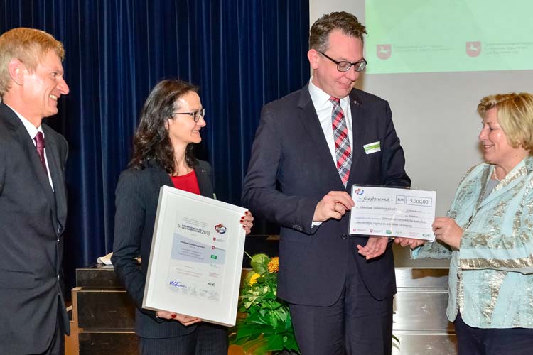 Dr. Jürgen Peter (Vorstandsvorsitzender der AOK – Gesundheitskasse / Jurymitglied), Dr. Constanze Kathan-Selck (Klinikum Oldenburg), Dr. Dirk Tenzer (Geschäftsführer Klinikum Oldenburg) und Schirmherrin Cornelia Rundt (Ministerin für Soziales, Gesundheit und Gleichstellung in Niedersachsen) bei der Preisverleihung in Hannover.