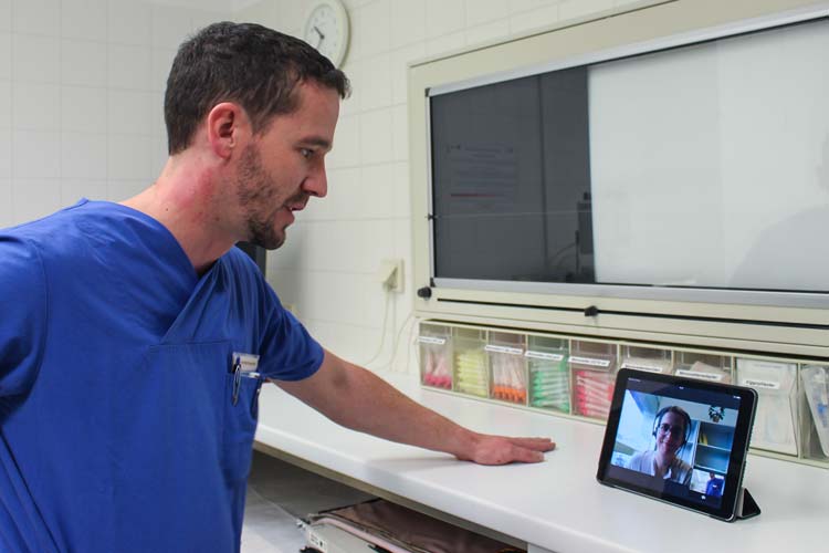 Matthias Grüßing, Pflegerische Teamleitung in der Notfallaufnahme des Klinikums Oldenburg, hat innerhalb weniger Sekunden eine Dolmetscherin zugeschaltet. Ab sofort besteht im Klinikum diese Möglichkeit, um die Verständigung mit den Flüchtlingen zu optimieren.