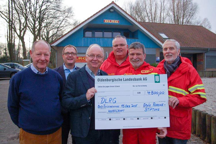 Vertreter der Erwin-Roeske-Stiftung übergaben einen symbolischen Scheck in Höhe von 4800 Euro für ein neues DLRG-Luftkissenboot in Bad Zwischenahn.