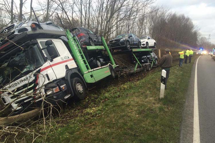 Heute Nachmittag ist ein Autotransporter auf der B211 von der Straße abgekommen.