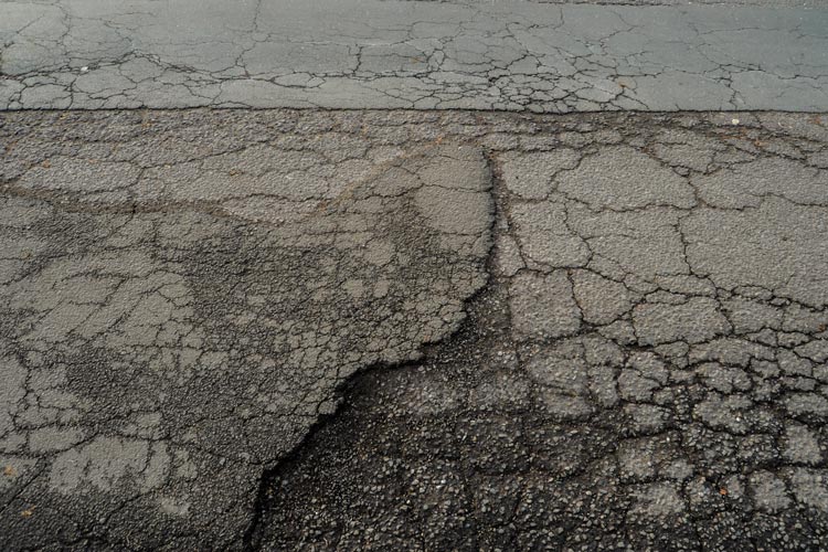 Anlieger des Sandwegs beziehungsweise der Schulstraße fordern die Abschaffung der Straßenausbaubeiträge. Der Ausbau der beiden Straßen ist in Planung.