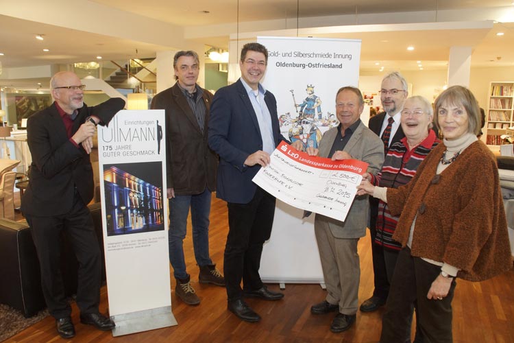 Neben Vorstandsmitgliedern des Vereins nahmen Frieder Schmidt (Einrichtungshaus Ullmann), Thomas Kunke (Lehrlingswart), Andreas Speckmann (Obermeister) und Dieter Zorn (1.Vorsitzender Deutsch-Bengalische Kinderhilfe e.V.) an der symbolischen Scheckübergabe teil.