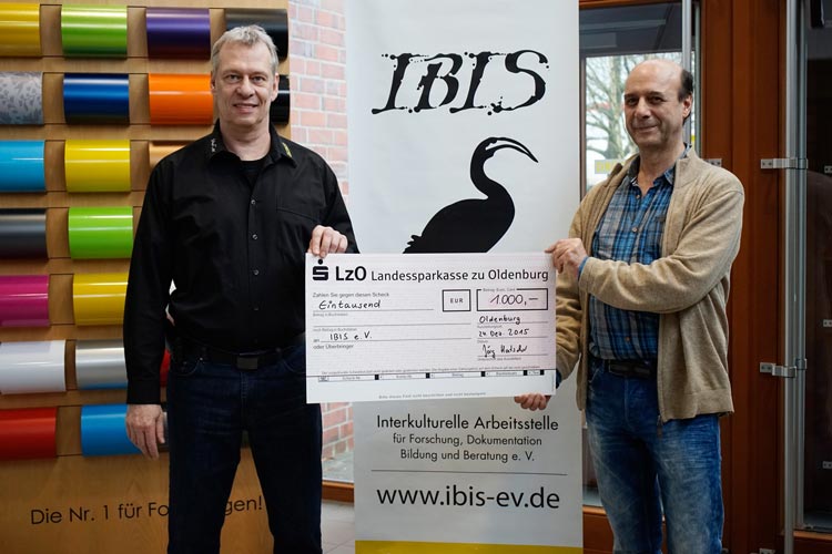 Jörg Hatscher (Geschäftsführer INTAX / Hatscher) und Uwe Erbel (Geschäftsführer IBIS e.V.) bei der symbolischen Scheckübergabe.