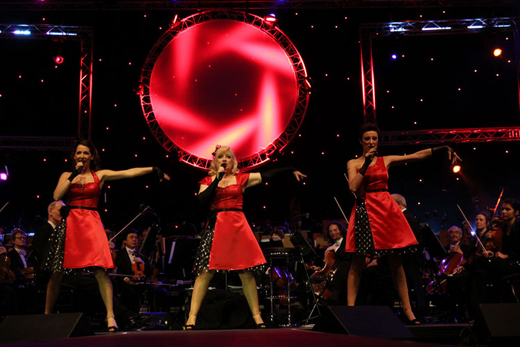 Die drei Damen von Sweet Sugar Swing laden zur Ho Ho Ho – Swingin' Santa is coming to Oldenburg am 21. Dezember ins Oldenburgische Staatstheater.