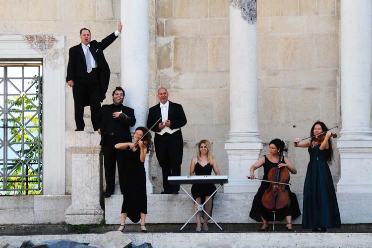 Mit einer musikalische Rundreise werden die Gäste bei Die himmlische Nacht der Tenöre durch die große Welt der Oper geführt. Die Highlights der klassischen Musik werden in Oldenburg zu hören sein.