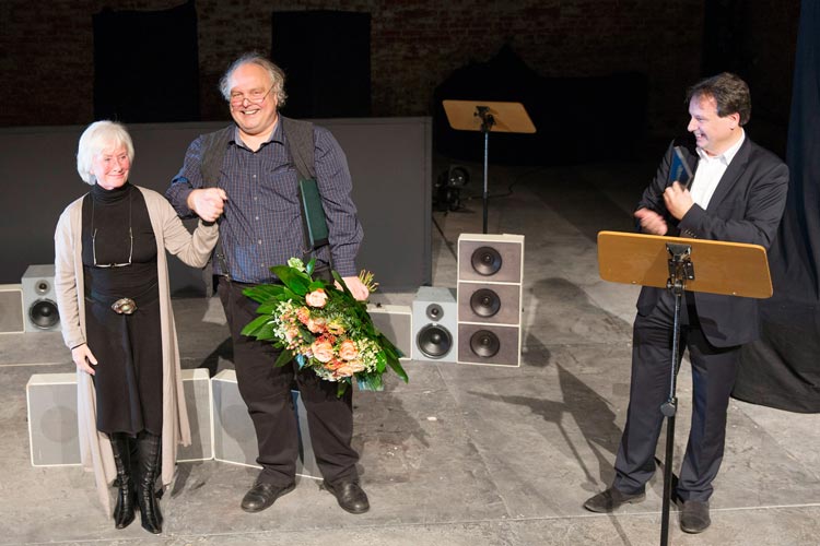 Kammerschauspielerin Elfi Hoppe, Kammerschauspieler Thomas Lichtenstein und Generalintendant Christian Firmbach bei der Ernennung in der Exerzierhalle.