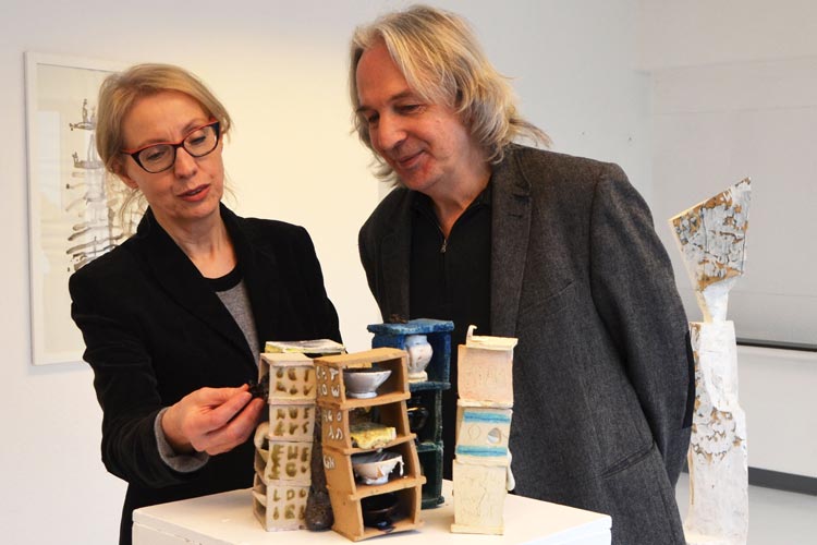 Beate Anneken und Wolfgang Heppner von der Werkschule Oldenburg vor einem Kunstwerk von Martin McWilliam.