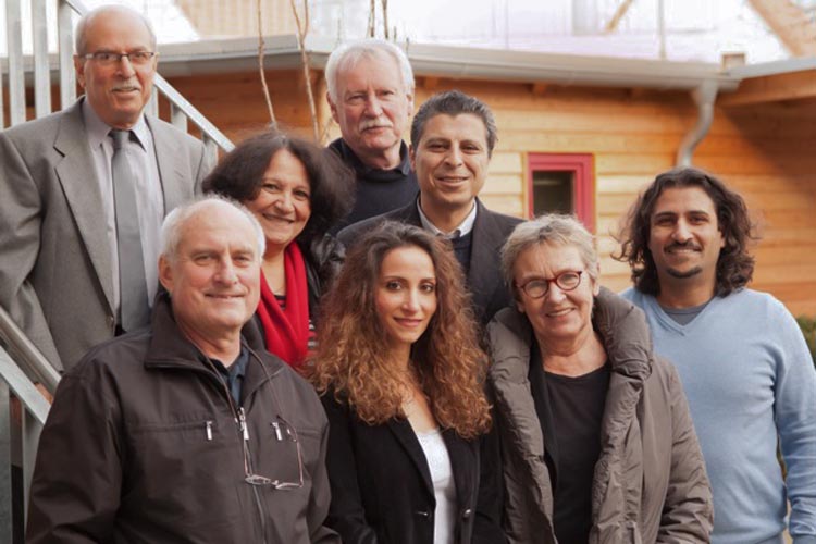 Die Gründungsmitglieder der Deutsch-Syrischen Gesellschaft Oldenburg: Barakat Chahin, Gerhard Kurzhals, Faeika Hawijah, Hans-Joachim Holzberg, Rima Chahine, Jameel Juratly, Helga Wilhelmer und Rami Chahin.